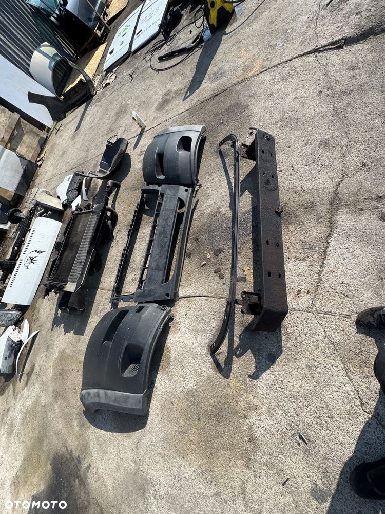 Fiat ducato 3 wysoki maxi biały 2. itd  Drzwi tył prawe lewe tylnie -500zl sztuka  drzwi przednie prawe lewe -500 zł kompletne sztuka  Lusterko prawe lewe 200 zł sztuka  Błotnik przedni prawy lewy -250 sztuka  Podszybie 150zl  Zbiorniczek spryskiwaczy 150 sztuka  Obudowa filtra powietrza filtr -200zl  Zbiorniczek płynu chłodzącego  -100 Maska  -250  Pas przedni z choodnicami -900zl  Serwo -100 Zderzak przód przedni  450 zł  Nadkole 100zł  Belka przod przednia -250 - 2