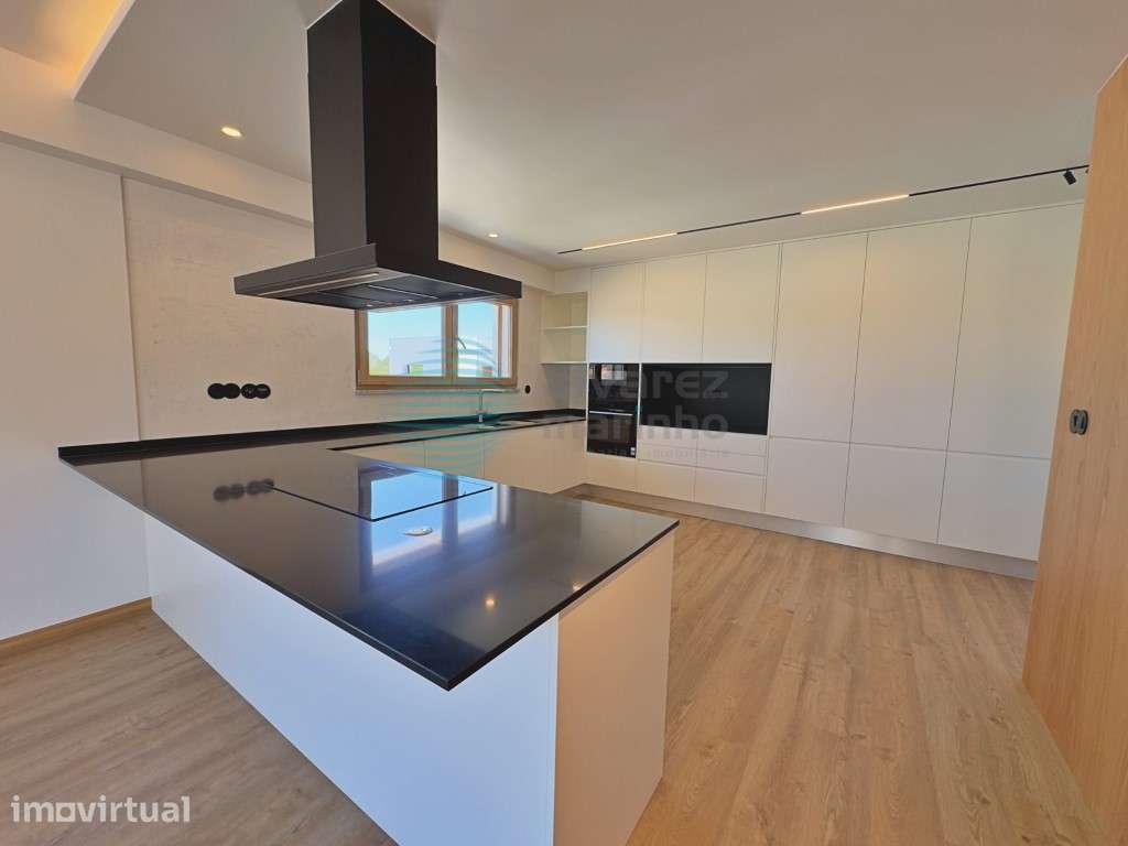 Moradia T4 Independente de Design Contemporâneo com Piscina e Garagem - Grande imagem: 5/50