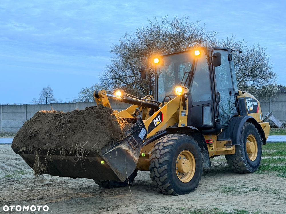 Caterpillar Ładowarka łamana 906M Cat łyżka widły 907 908 5 6 ton SZYBKOZŁĄCZE HYDRAULICZNE dodatkowe linie ZAMIATARKA za dopłatą - 13