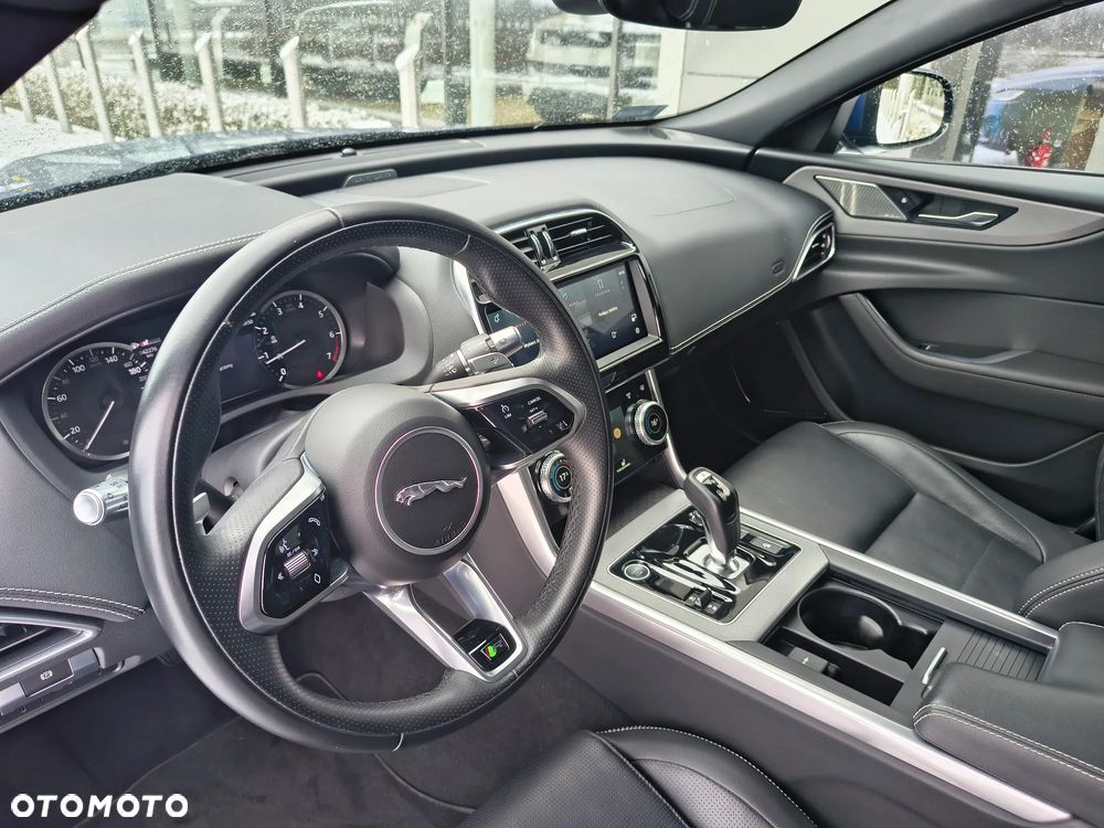 Jaguar XE 2.0 P300 AWD R-Dynamic S - 16