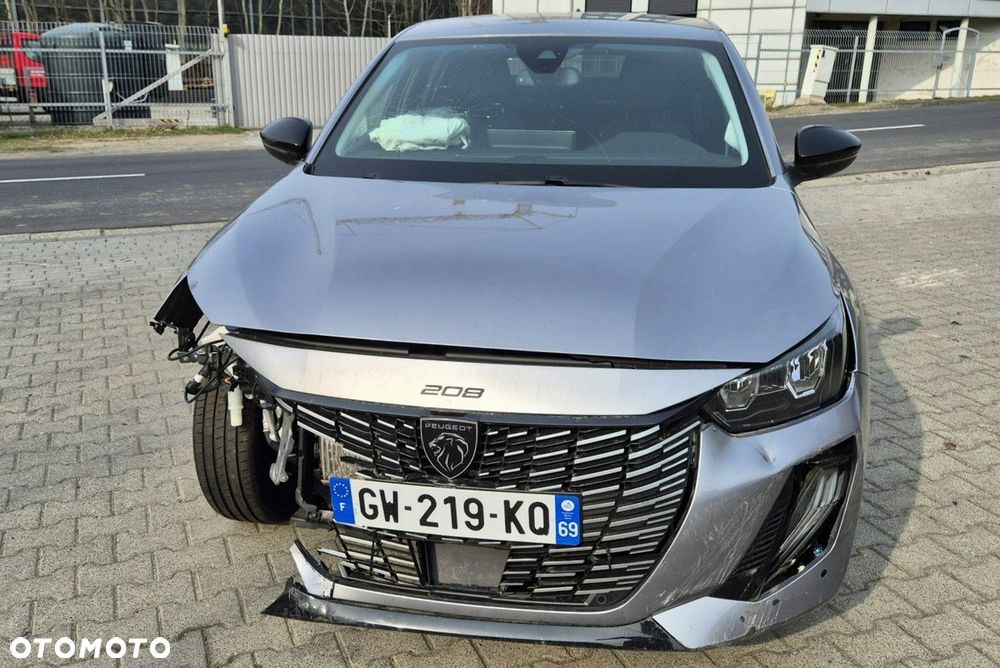 Peugeot 208 - 8