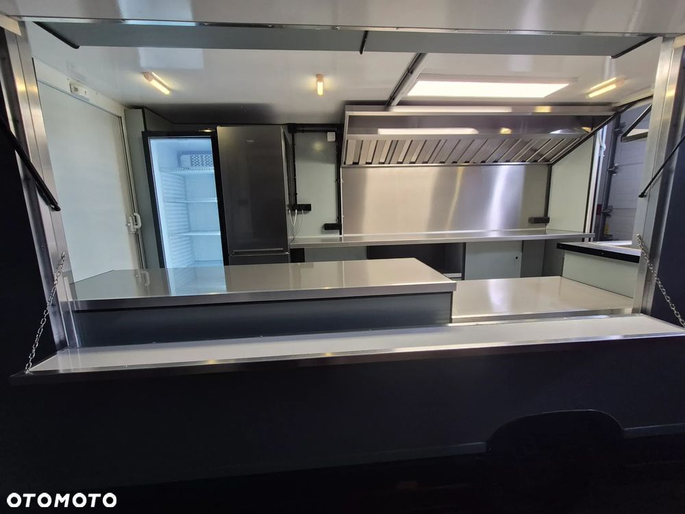 Mercedes-Benz Food Truck - 8