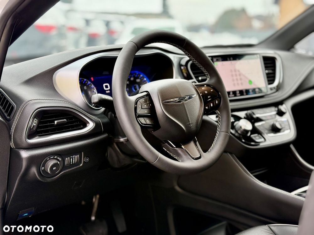 Chrysler Pacifica - 12