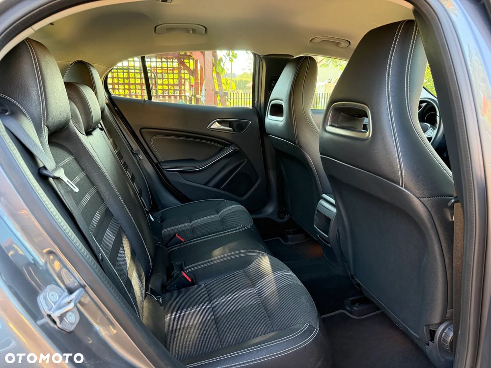 Mercedes-Benz GLA 180 UrbanStyle Edition - 20