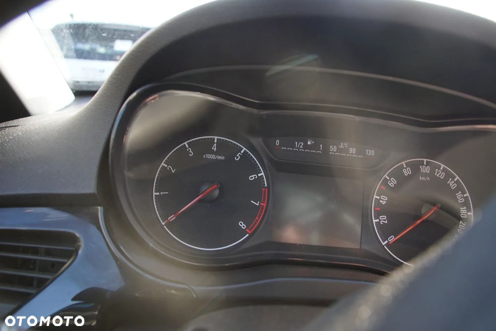 Auto na części - Opel Corsa E 1.4 Twinport 90 KM B14XEL F17 Z22V 2018R Silnik Skrzynia Drzwi Błotnik Zderzak Klapa Lampa Lusterko Klamka Szyba Deska Kokpit Sterownik Moduł Czujnik Licznik Panel Kierownica - 12