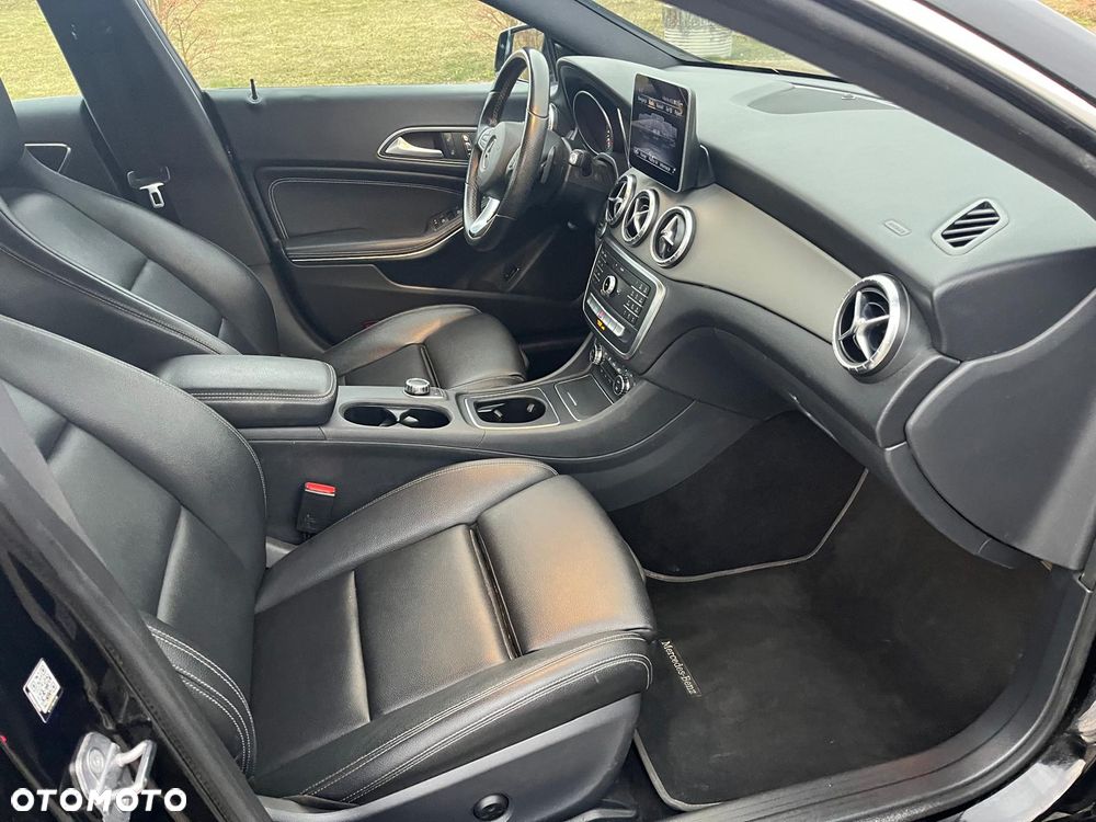 Mercedes-Benz CLA 250 4Matic 7G-DCT - 14