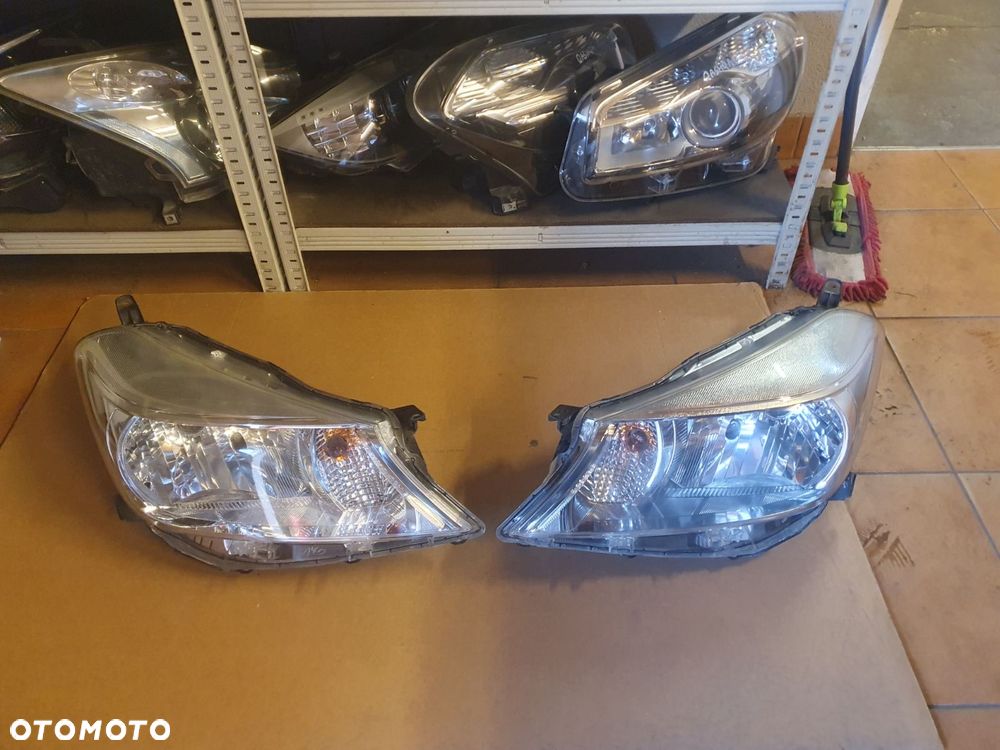 REFLEKTOR PRAWY TOYOTA YARIS 3 III 10-14 EUROPA - 2