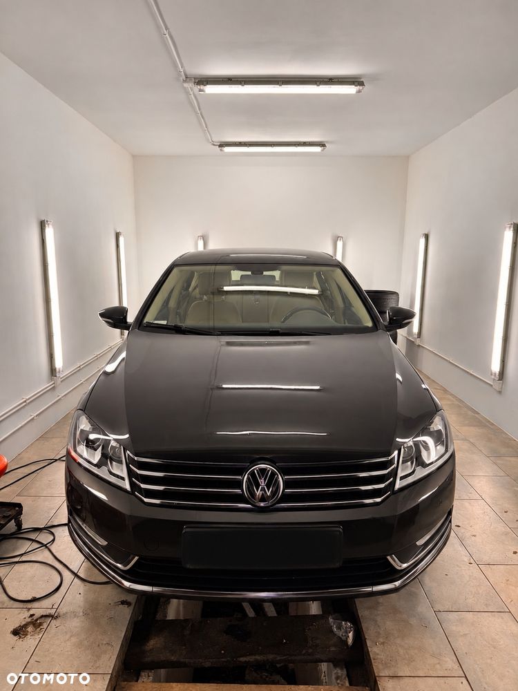 Volkswagen Passat - 1