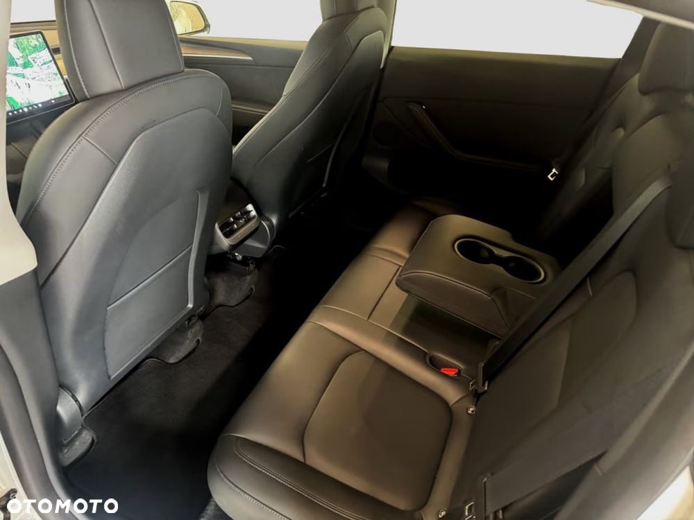 Tesla Model Y Long Range AWD - 12
