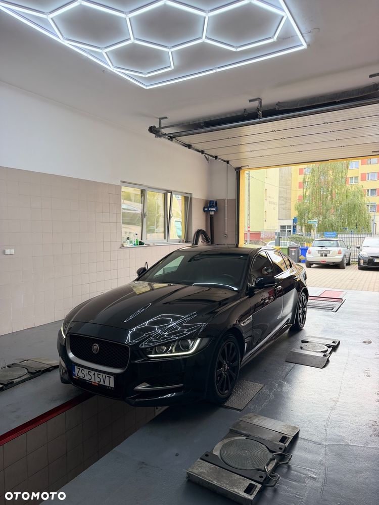 Jaguar XE 2.0 D AWD R-Sport - 3