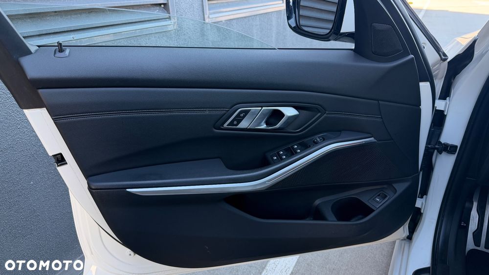 BMW Seria 3 320d xDrive M Sport Shadow - 16