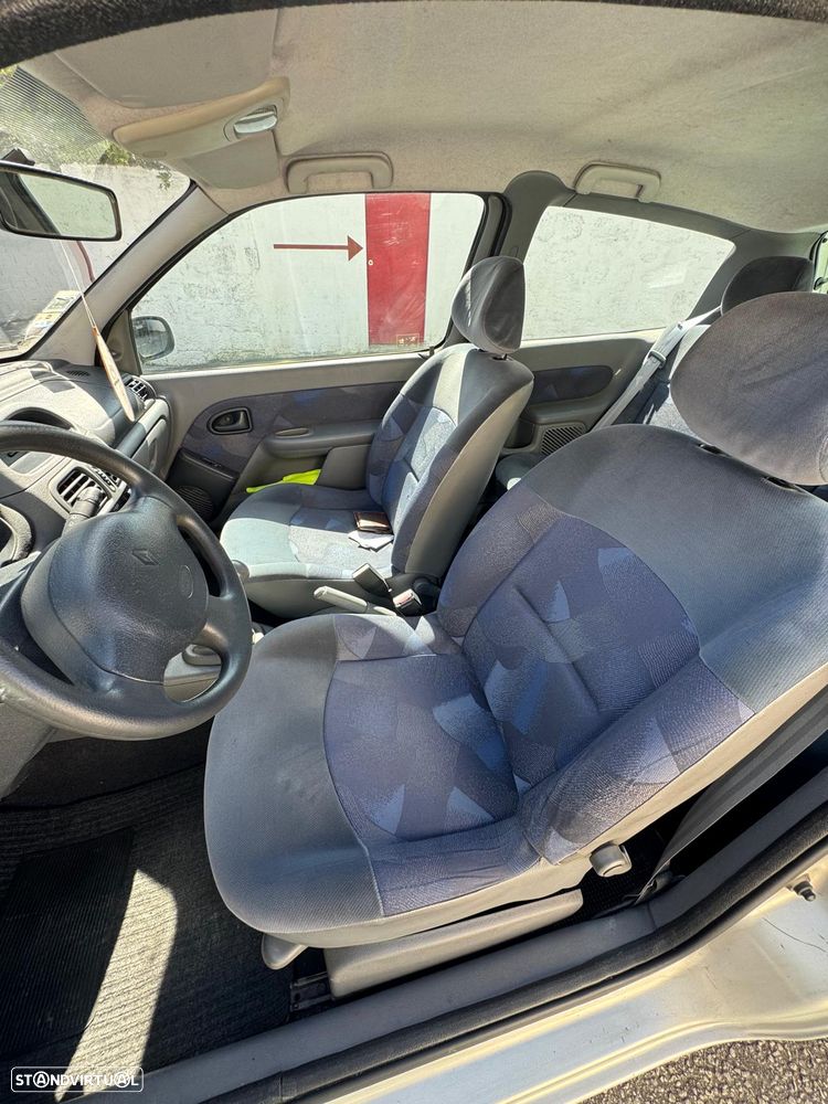 Renault Clio - 10
