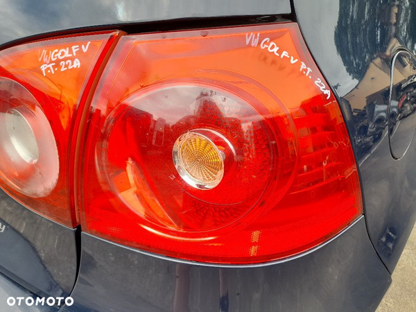 VW GOLF V LAMPA PRAWY TYŁ PRAWA TYLNA BŁOTNIK