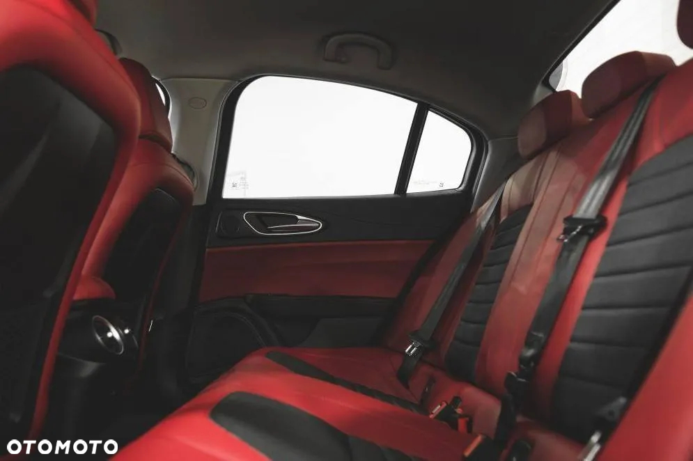 Alfa Romeo Giulia 2.0 Turbo - 10