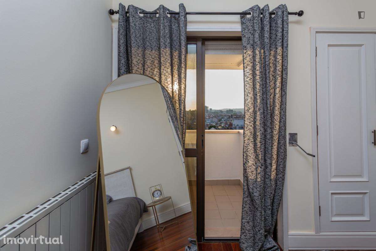 Quarto - localizado em Roma-Areeiro Lisbon - Grande imagem: 5/23