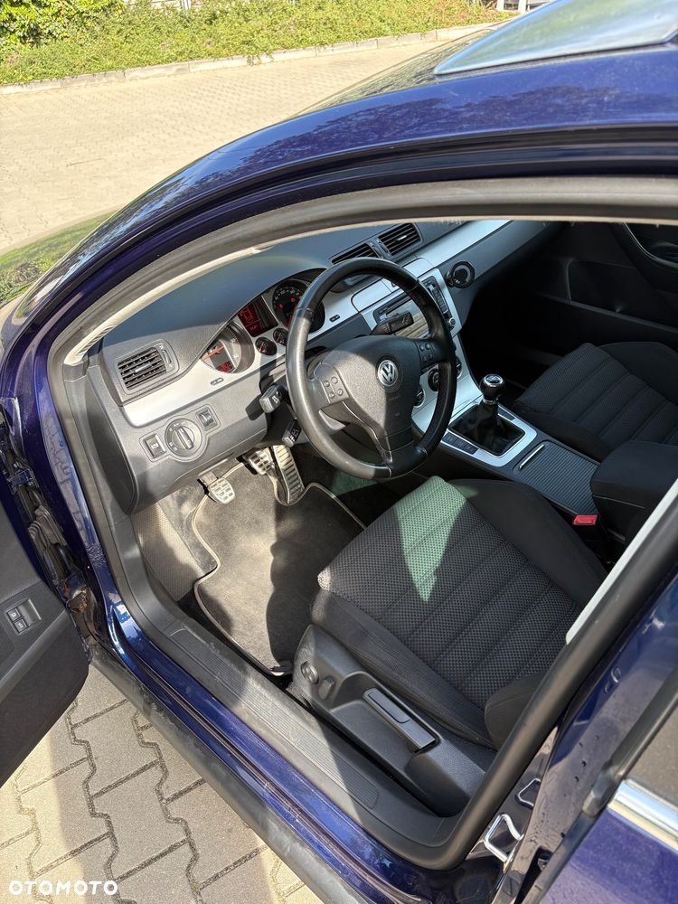 Volkswagen Passat 2.0 TDI DPF Sportline - 9