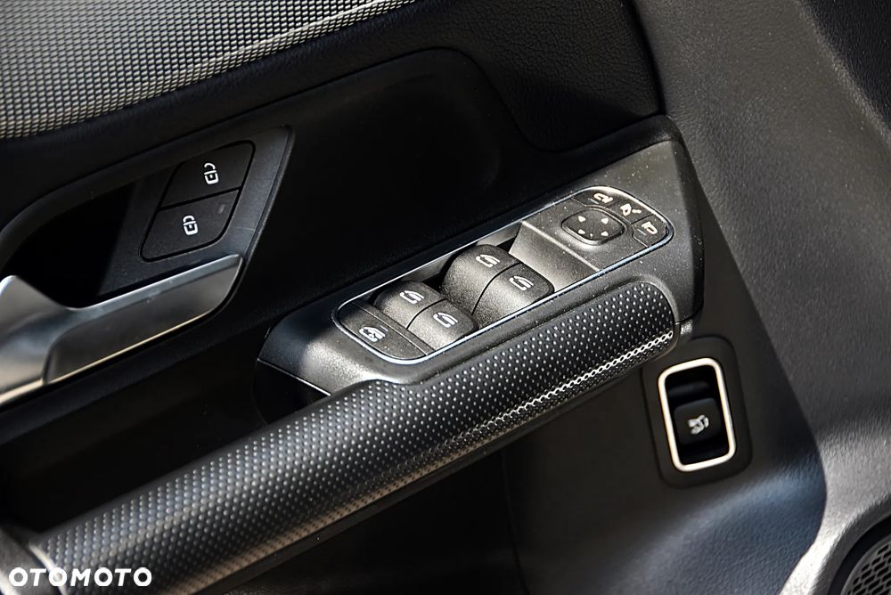 Mercedes-Benz GLB 200 7G-DCT - 34