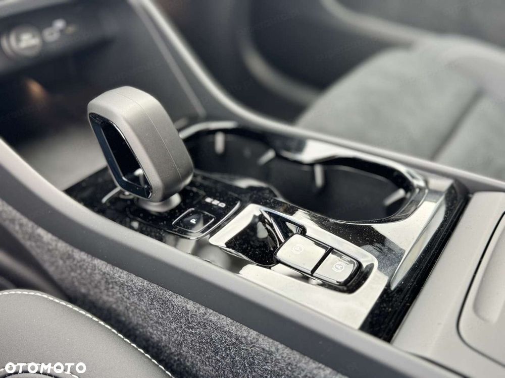 Volvo XC 40 B4 Plus Black Edition - 10