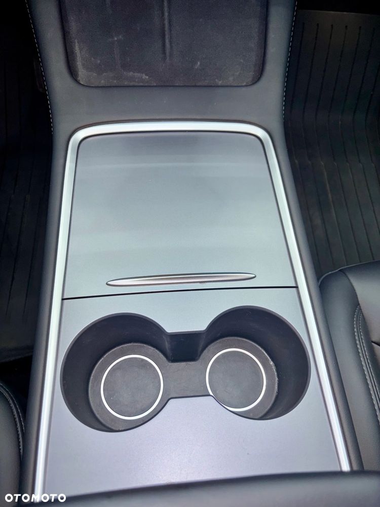 Tesla Model Y Long Range AWD - 8