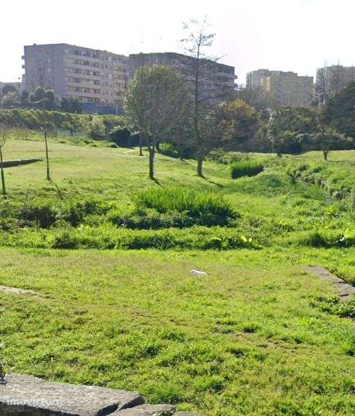 Terreno inserido no jardim da travessa de requesende Ramalde - Grande imagem: 3/4