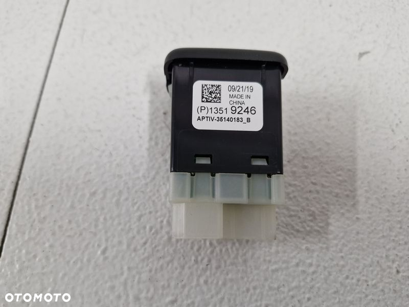 OPEL CROSSLAND X CORSA E GNIAZDO USB WTYCZKA 13519246 - 2