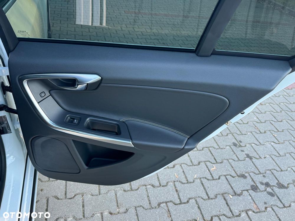 Volvo V60 D4 Drive-E R-Design Summum - 16