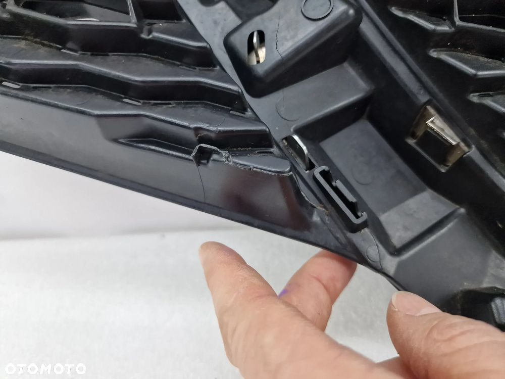 NISSAN QASHQAI J11 ATRAPA / GRILL PRZEDNI PRZÓD NA / POD KAMERĘ , NR 62310-4EA0D / 62310-4EM0D , NR AUKCJI GL265 - 19