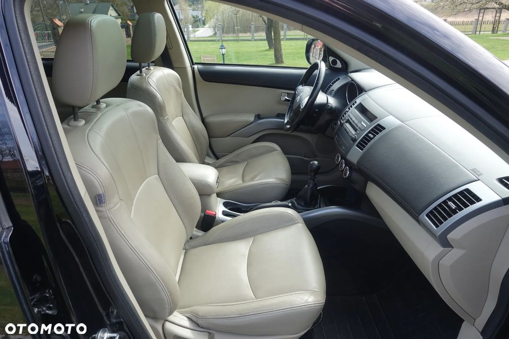 Mitsubishi Outlander 2.0 DID Intense + - 23