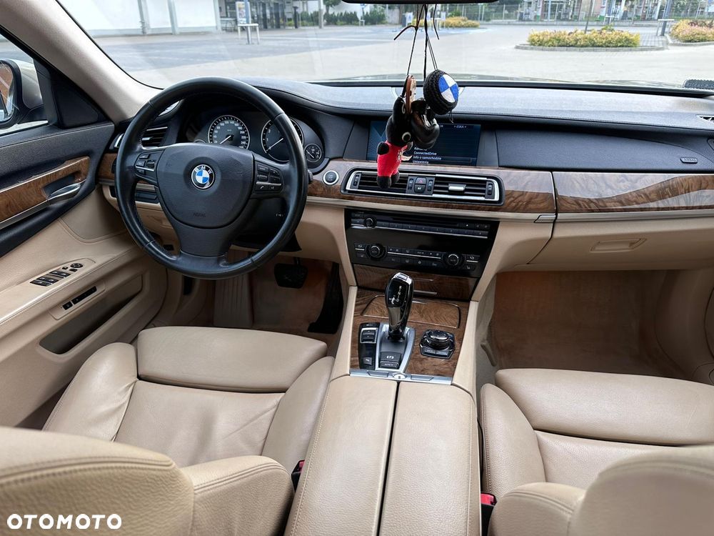 BMW Seria 7 740i L - 9