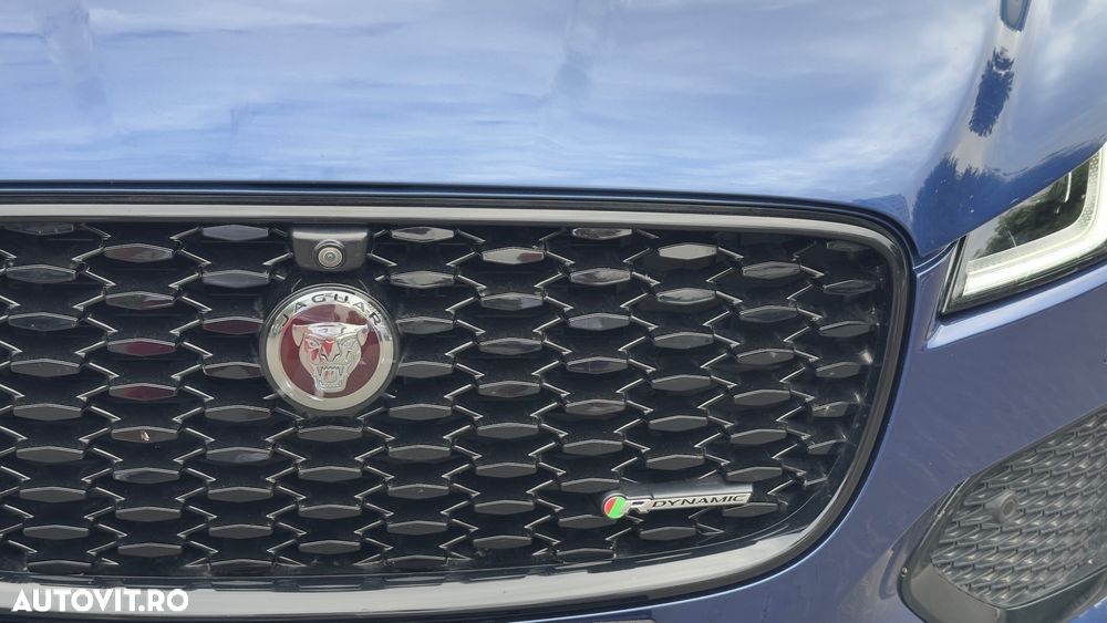 Jaguar F-Pace P250 AWD R-Dynamic SE - 11