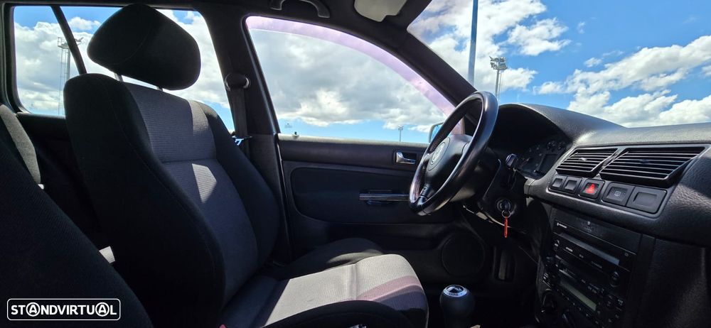 VW Golf 1.9 TDi 25 Anos - 8