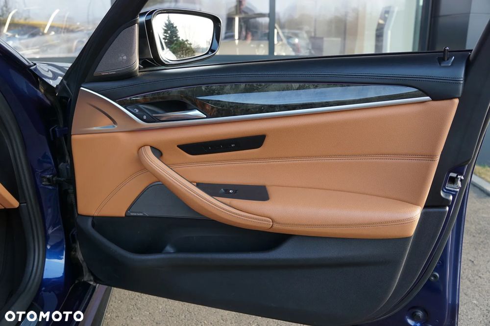 BMW Seria 5 M550i xDrive sport - 32