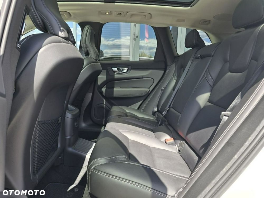 Volvo XC 60 T8 Plug-In Hybrid AWD Ultra Dark - 8