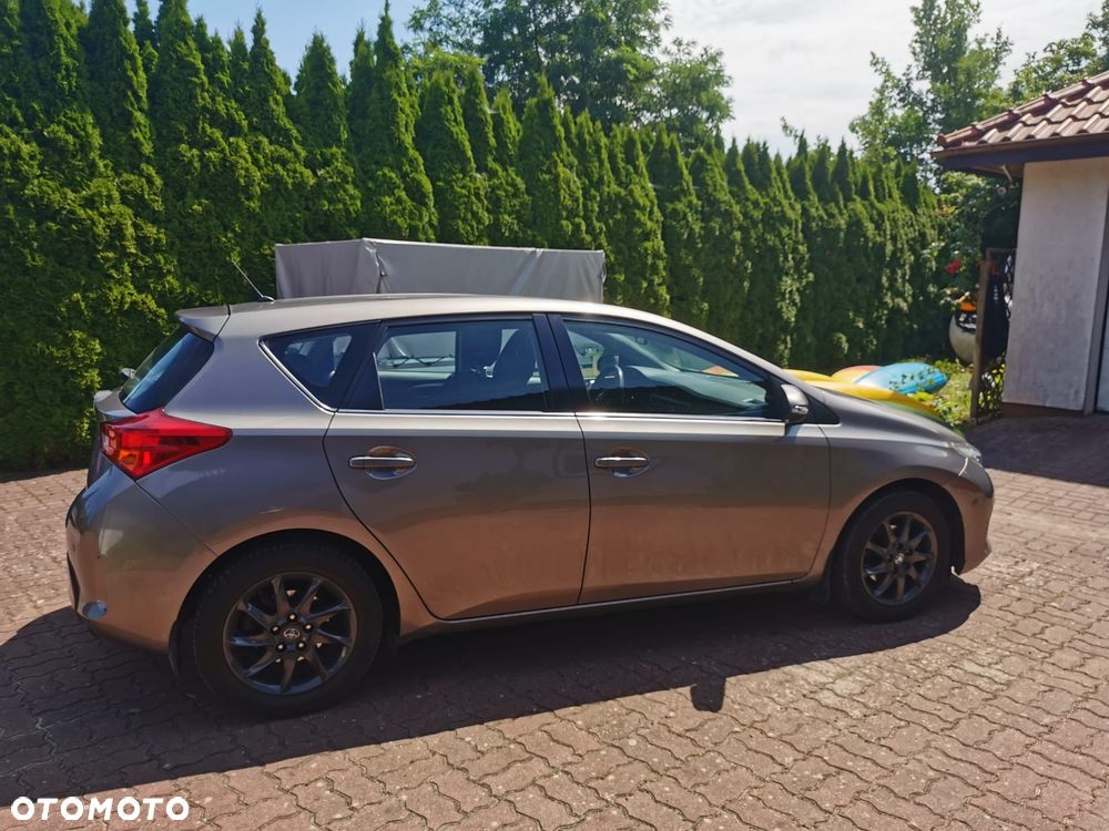 Toyota Auris 1.6 Premium + - 4