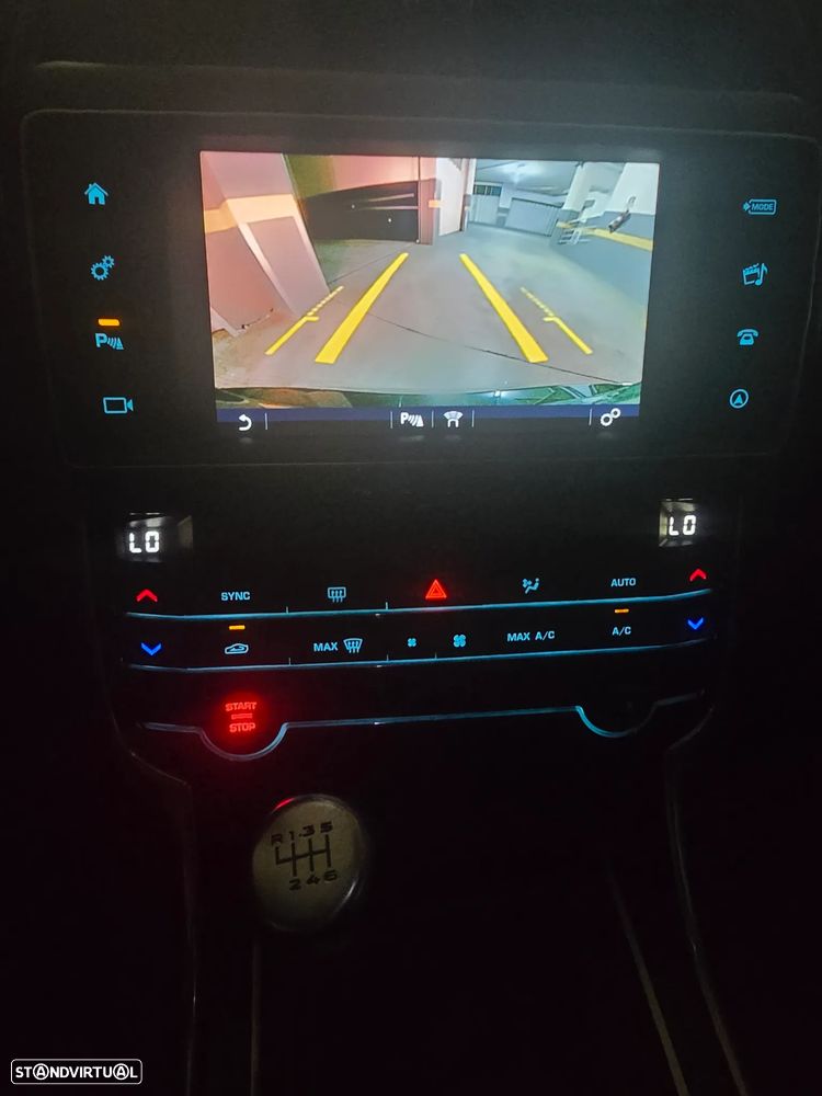 Jaguar XE 2.0 D R-Sport - 16