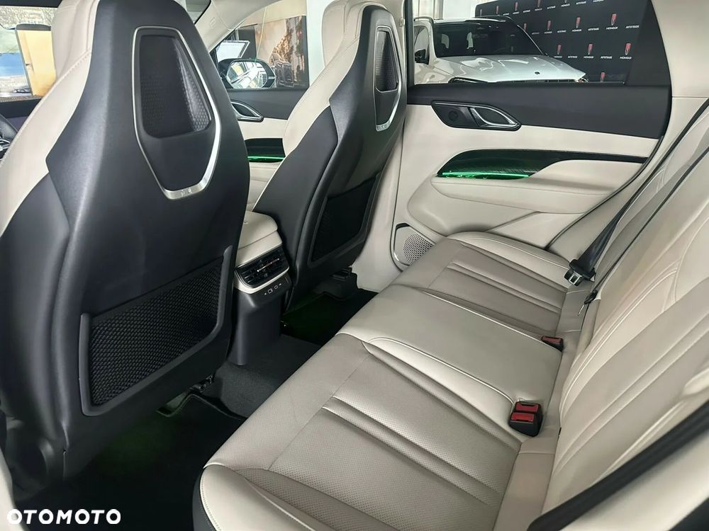 Hongqi HS3 - 10