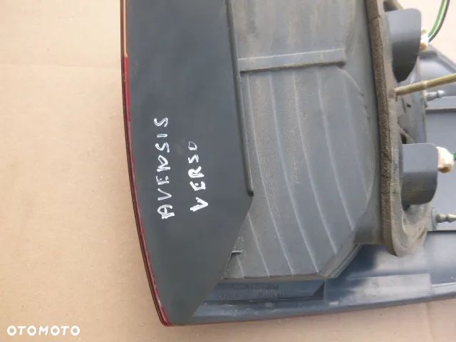 LAMPA PRAWY TYŁ PRAWA TYLNA TOYOTA AVENSIS VERSO - 4