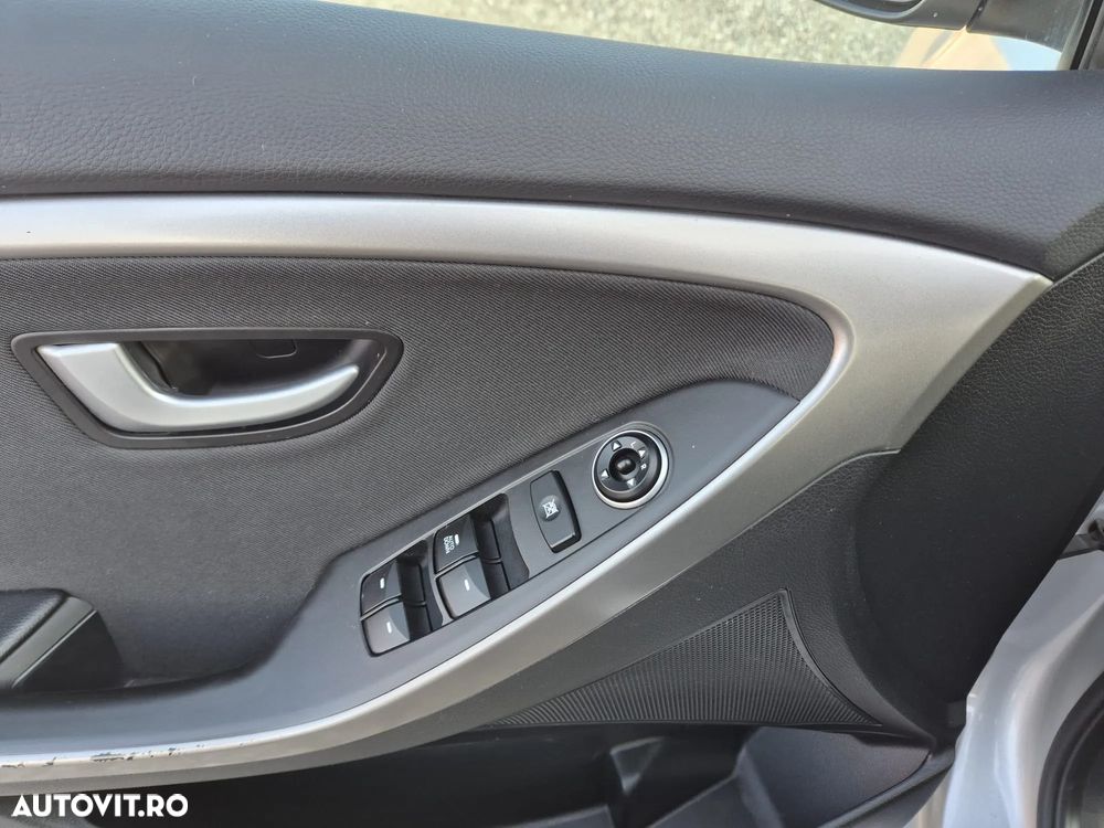 Hyundai i30 blue 1.6 CRDi Trend - 14