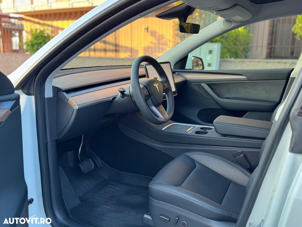 Tesla Model Y - 5