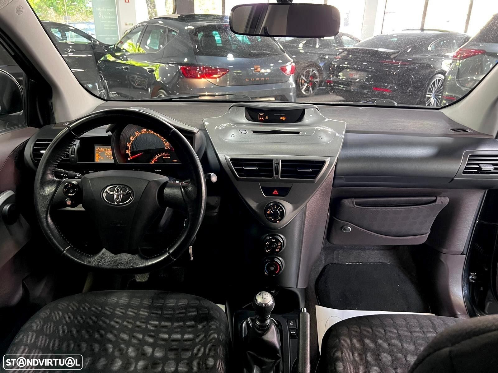 Toyota iQ 1.0 VVT-i 2 - 27