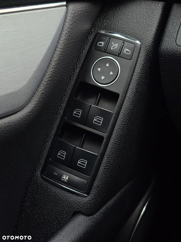 Mercedes-Benz Klasa C 180 CGI Automatik BlueEFFICIENCY Avantgarde - 30