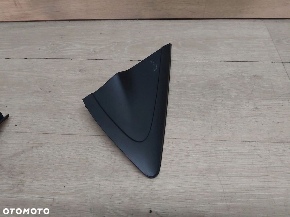 MAZDA 2 II DE Trójkąt zaślepka błotnika prawy przód - 1