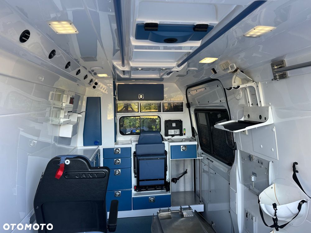 Mercedes-Benz Sprinter - 11