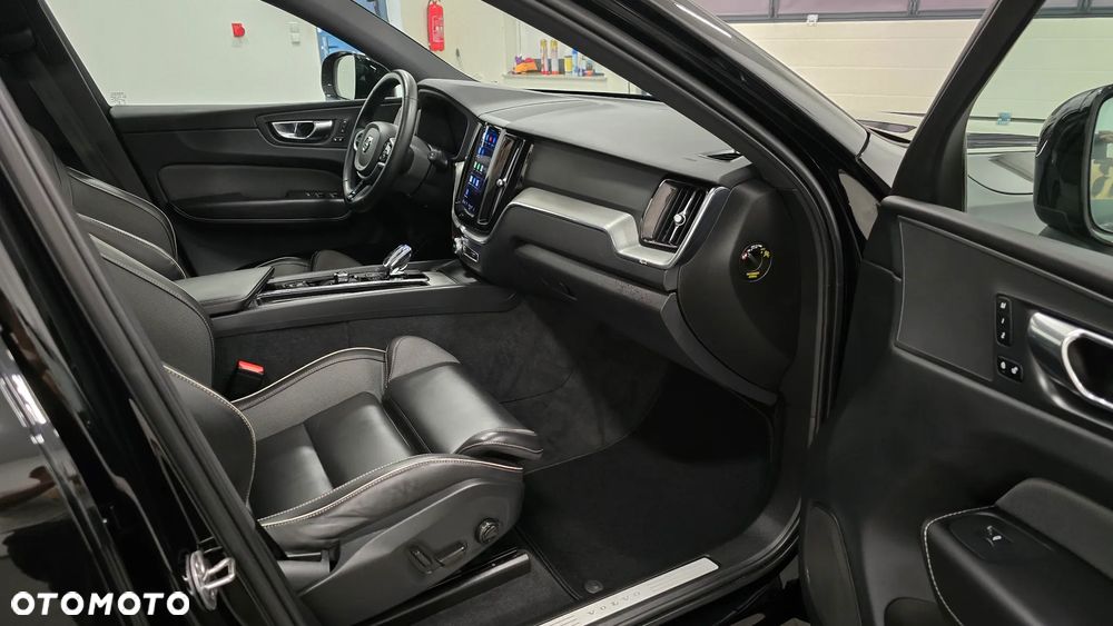 Volvo XC 60 B4 D Plus Dark - 19