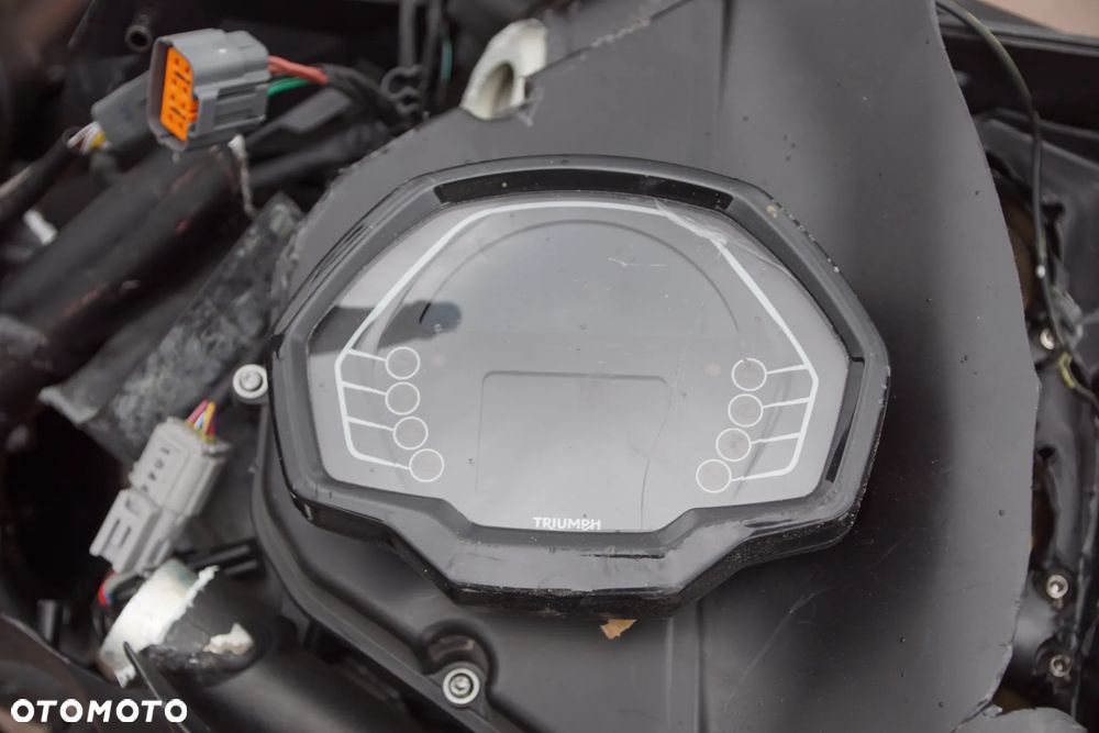 Motocykl na części 692106889 Triumph Street Triple 765 R 88kw 2025 silnik głowica blok silnika pokrywa zaworów pokrywa sprzęgła pokrywa alternatora miska olejowa wał korbowy korbowody tłoki cylindry wałki rozrządu łańcuch rozrządu napinacz rozrządu zawory sprzęgło kosz sprzęgłowy tarcze sprzęgłowe skrzynia biegów rozrusznik alternator stator pompa oleju pompa wody termostat chłodnica wentylator chłodnicy zbiorniczek wyrównawczy przepustnice listwa wtryskowa wtryskiwacze cewki zapłonowe airbox filtr powietrza pompa paliwa zbiornik paliwa korek paliwa kolektor wydechowy tłumik katalizator sondy lambda rama subframe wahacz amortyzator tylny lagi golenie półka górna półka dolna kierownica manetki przełączniki kierownicy klamka sprzęgła klamka hamulca pompa hamulcowa przednia pompa hamulcowa tylna przewody hamulcowe zaciski przednie zacisk tylny tarcze hamulcowe pompa ABS moduł ABS czujniki ABS felga przednia felga tylna koło przednie koło tylne oś przednia oś tylna piasta zabierak zębatka przednia zębatka tylna łańcuch napędowy napinacze łańcucha ślizg łańcucha osłona łańcucha quickshifter czujnik quickshiftera cięgno quickshiftera dźwignia zmiany biegów set lewy set prawy podnóżki kierowcy podnóżki pasażera dźwignia hamulca tylnego stopka boczna czujnik stopki lampa przednia lampa tylna kierunkowskazy licznik wyświetlacz sterownik ECU immobilizer stacyjka kluczyk wiązka elektryczna skrzynka bezpieczników regulator napięcia przekaźniki czujnik położenia wału czujnik biegu czujnik temperatury siedzenie kierowcy siedzenie pasażera zadupek boczki plastiki owiewki osłony zbiornika osłona chłodnicy błotnik przedni błotnik tylny nadkole uchwyt tablicy rejestracyjnej lusterko lewe lusterko prawe klakson linka sprzęgła przewody paliwowe przewody chłodnicze wsporniki uchwyty mocowania tuleje gumy śruby - 10