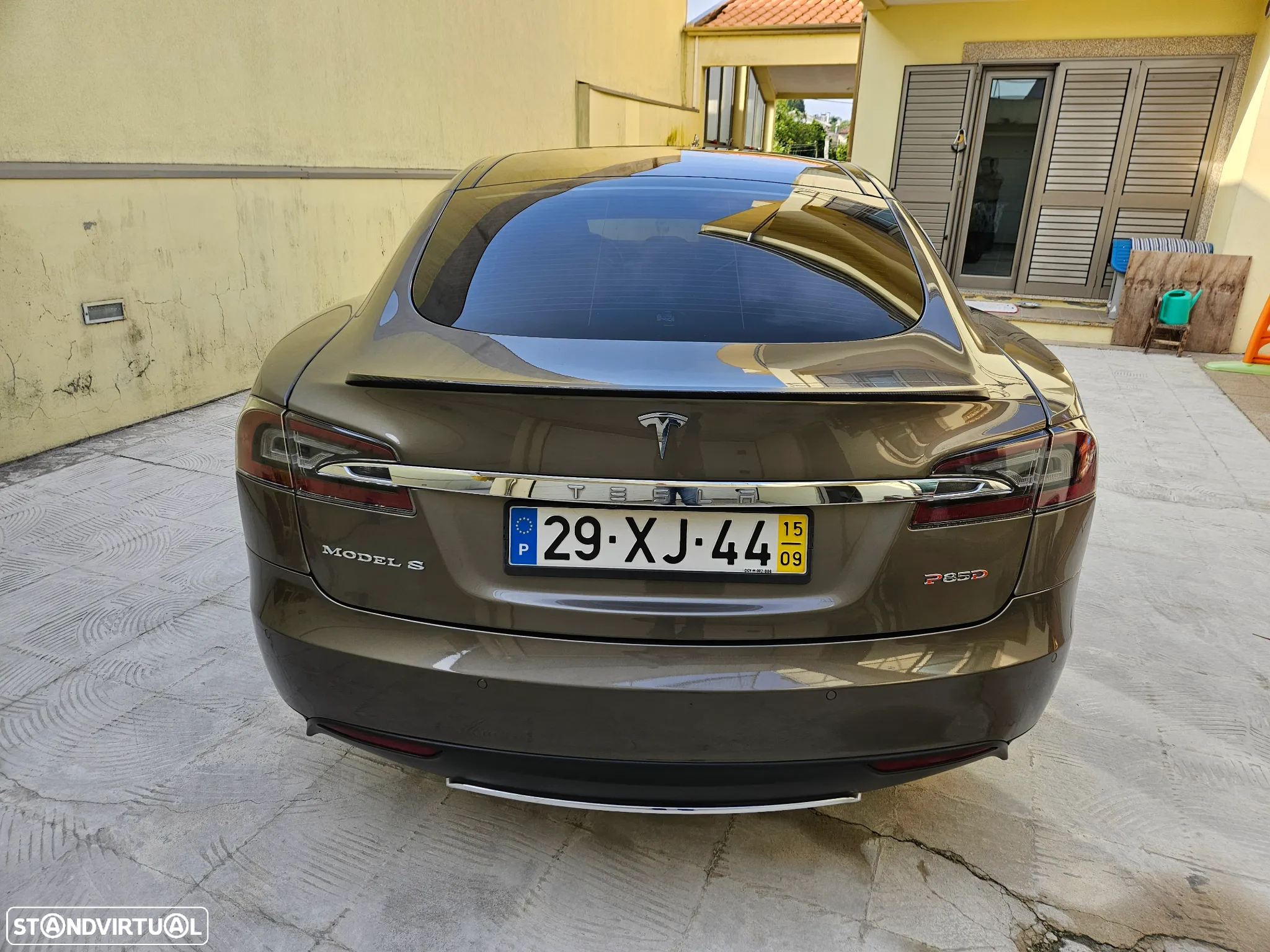 Tesla Model S - 4
