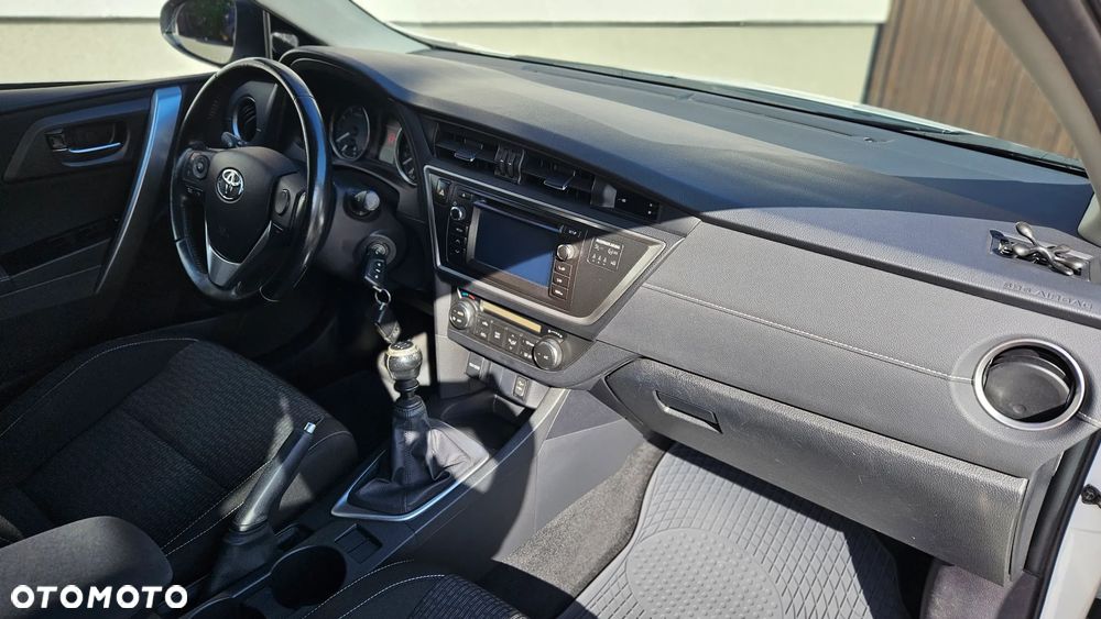 Toyota Auris 1.6 Premium - 16