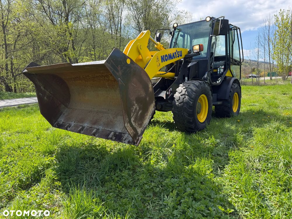 Komatsu WA70-7 Ładowarka Kołowa łamana 2016 rok.  Jak Nowa!  Oryginał łyżka. Mocny silnik 4cylindry. Zero luzów i wycieków. Aktualne Badania DEKRA BMWT. Wielka Okazja. Maszyna jak nowa z Salonu. 4200mtg. Pochodzi z Norweskiego urzędu gminy. Dodatkowe linie Hydrauliczne. Szybka wolna Jazda Rewers Hydrostatic.  Wersja Norwesk Mocne doświetlenie dodatkowe grzanie. kabina Ogrzewana wentylowana! Zmiana Osprzętu Hydrauliczna! - 10