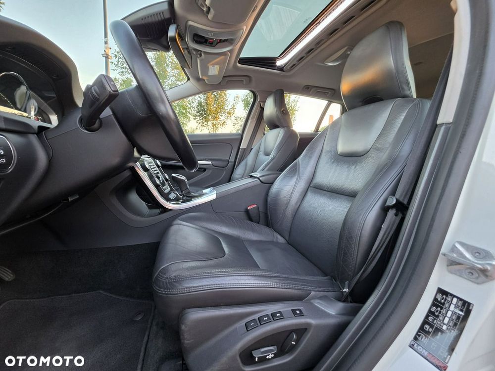 Volvo V60 D6 AWD Plug-in Hybrid Summum - 27