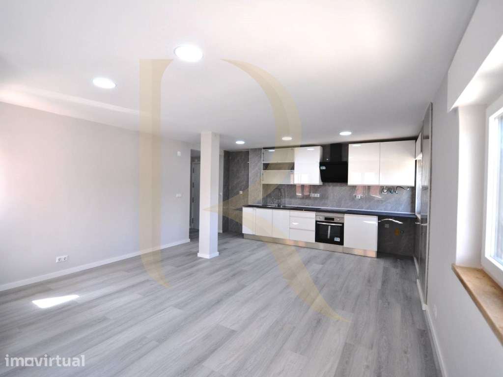 Apartamento T2 remodelado com elevador e arrecadação em Corroios - Grande imagem: 2/17